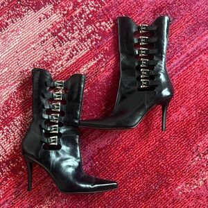 Vintage Stuart Weitzman with leather soles size 7 but fit like 6 1/2